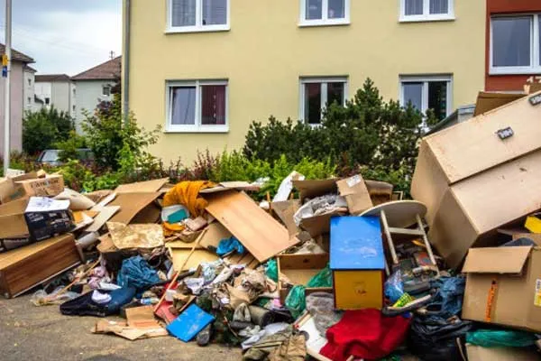 Sperrmüll vor der Entrümpelung